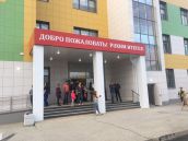 Оформление входной группы не световыми буквами из пластика