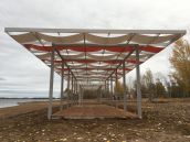 Баннер в качестве теневого навеса в зоне отдыха на пляже г.Камские...